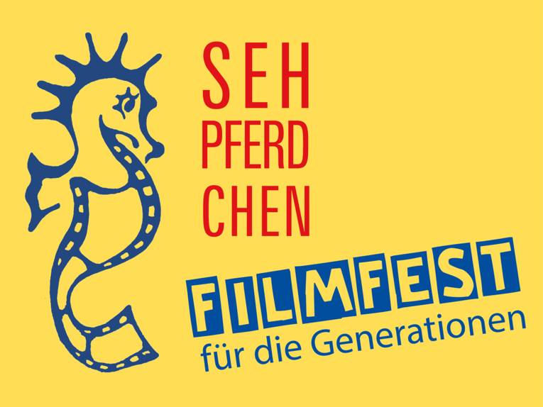 Das Bild zeigt das Logo für das Sehpferdchen: ein blaues Seepferdchen, rechts davon in rot den Schriftzug Sehpferdchen (geschrieben S E H pferdchen) und darunter mit blauem Rand Filmfest für die Generationen.